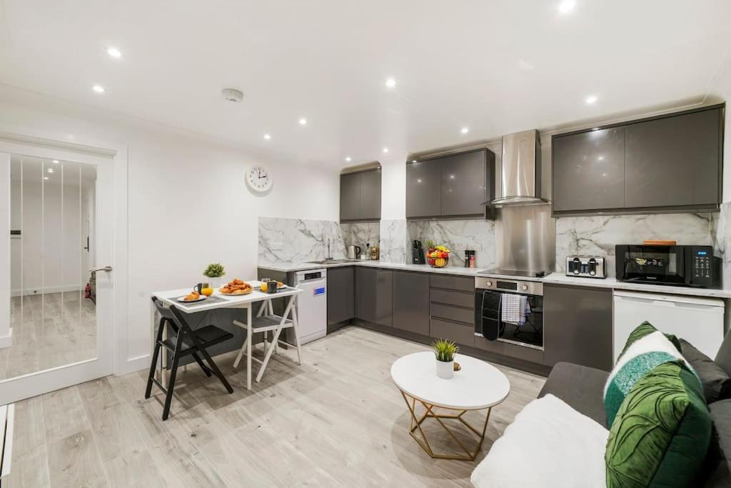 Modern 2 Bedroom Apartment In The Heart Of Londra Esterno foto