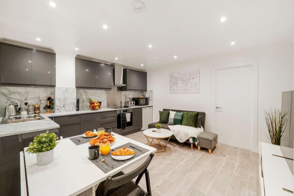 Modern 2 Bedroom Apartment In The Heart Of Londra Esterno foto