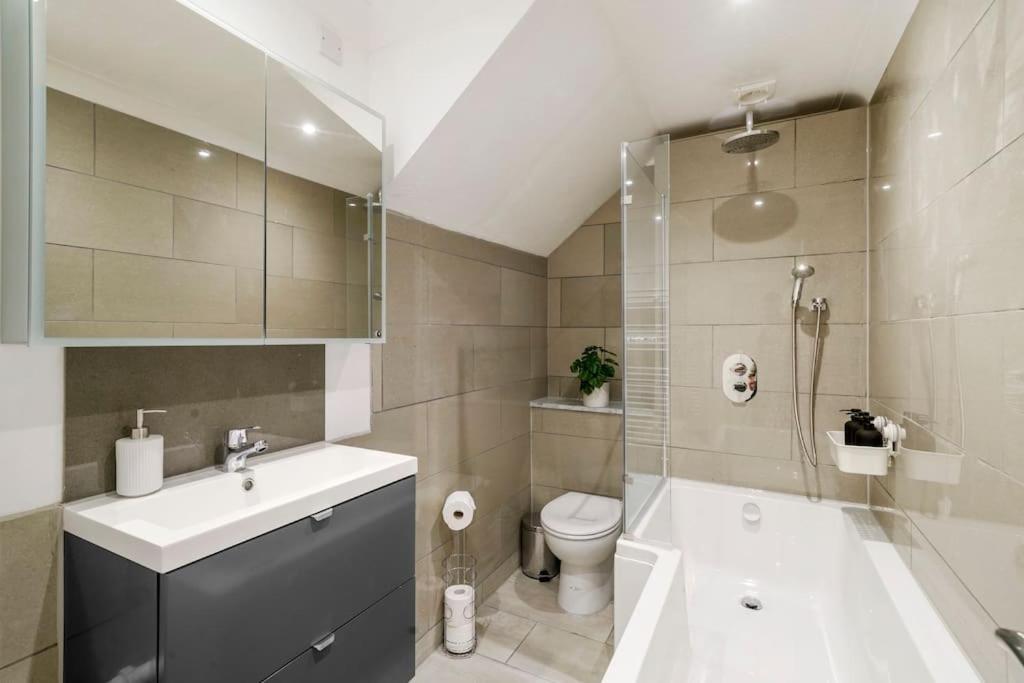 Modern 2 Bedroom Apartment In The Heart Of Londra Esterno foto