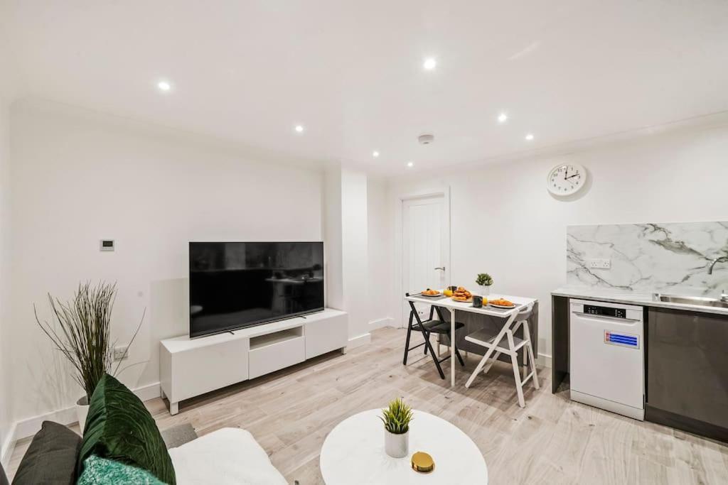 Modern 2 Bedroom Apartment In The Heart Of Londra Esterno foto